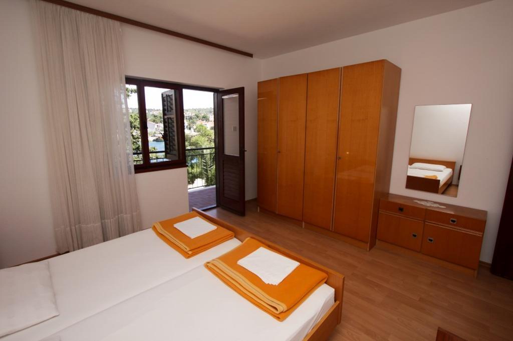 Apartments And Rooms Porto Ražanj Cameră foto
