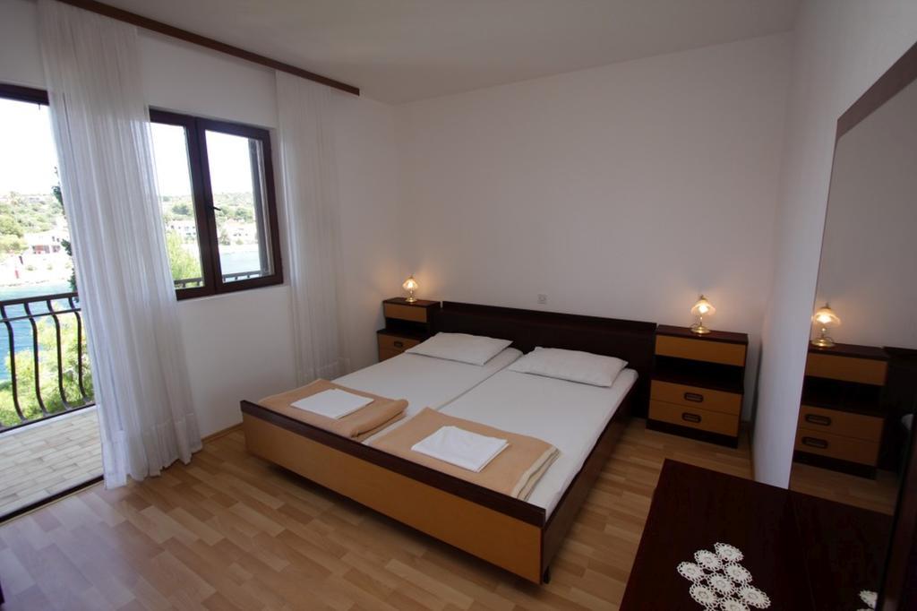 Apartments And Rooms Porto Ražanj Cameră foto